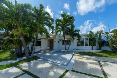 House in Hollywood, Florida 5 bedrooms, 262.08 sq.m. № 1962821 - photo 25