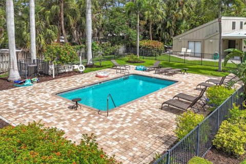 Condo in Sarasota, Florida, 2 bedrooms  № 2199914 - photo 10