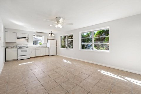 Commercial property in Naples, Florida № 2278947 - photo 6
