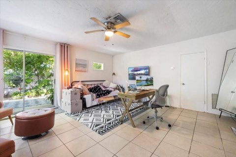 Commercial property in Naples, Florida № 2278947 - photo 18