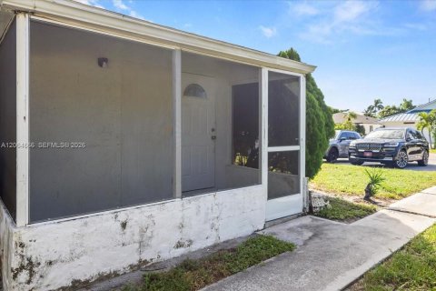 Commercial property in Naples, Florida № 2278947 - photo 4