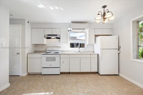 Commercial property in Naples, Florida № 2278947 - photo 9