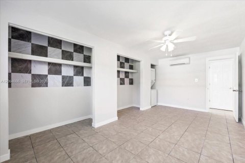 Commercial property in Naples, Florida № 2278947 - photo 12