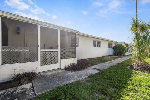 Commercial property in Naples, Florida № 2278947 - photo 17