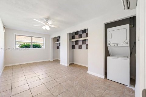 Commercial property in Naples, Florida № 2278947 - photo 11
