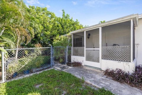 Commercial property in Naples, Florida № 2278947 - photo 16