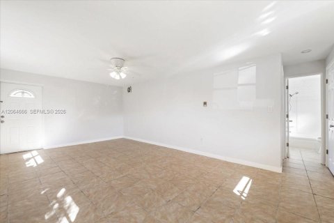 Commercial property in Naples, Florida № 2278947 - photo 8