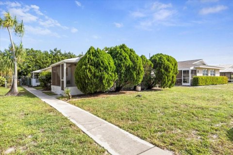 Commercial property in Naples, Florida № 2278947 - photo 2