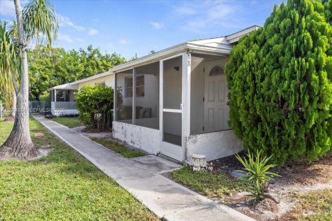 Commercial property in Naples, Florida № 2278947 - photo 3