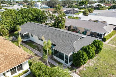 Commercial property in Naples, Florida № 2278947
