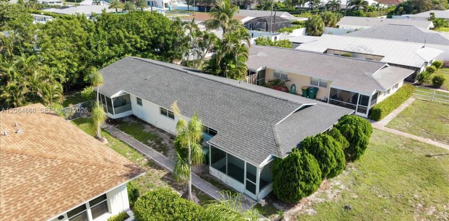 Commercial property in Naples, Florida № 2278947
