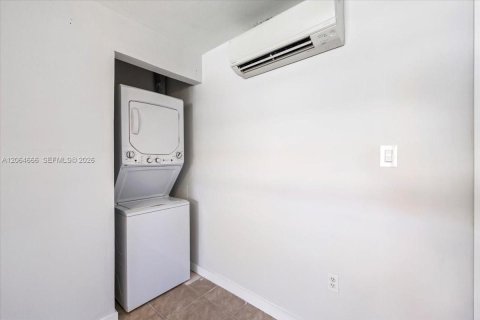 Commercial property in Naples, Florida № 2278947 - photo 15