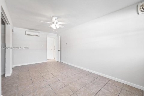 Commercial property in Naples, Florida № 2278947 - photo 13
