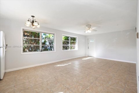 Commercial property in Naples, Florida № 2278947 - photo 7