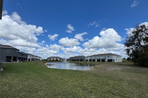 Townhouse in Sarasota, Florida 3 bedrooms, 160.16 sq.m. № 2215240 - photo 2