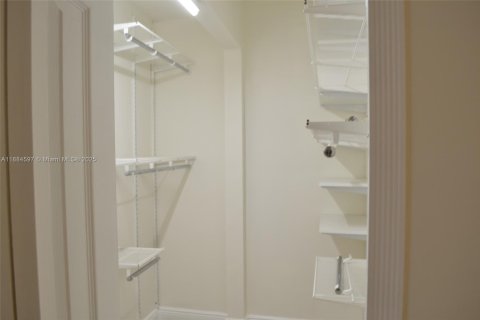 House in Miami, Florida 3 bedrooms, 147.99 sq.m. № 1944606 - photo 14
