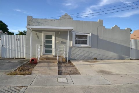House in Miami, Florida 3 bedrooms, 147.99 sq.m. № 1944606 - photo 1