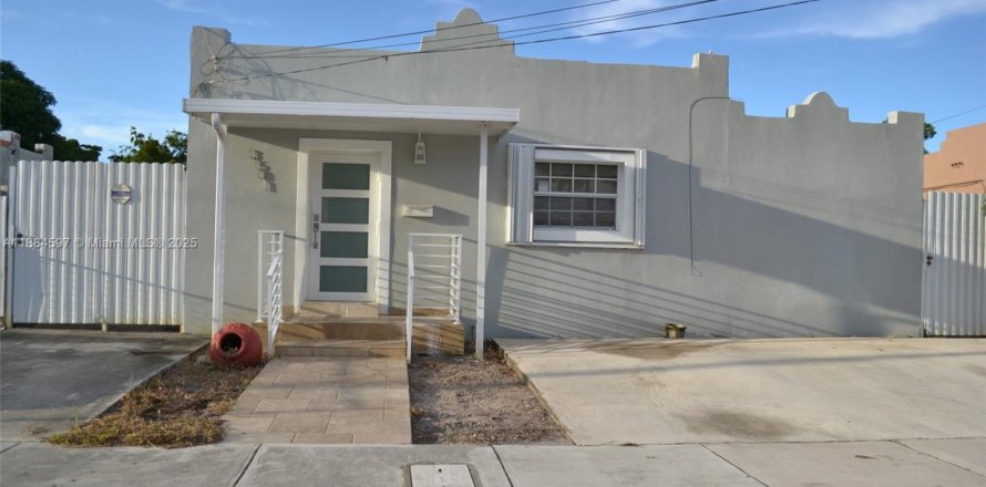 Casa en Miami, Florida 3 dormitorios, 147.99 m2 № 1944606