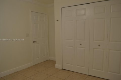 House in Miami, Florida 3 bedrooms, 147.99 sq.m. № 1944606 - photo 12
