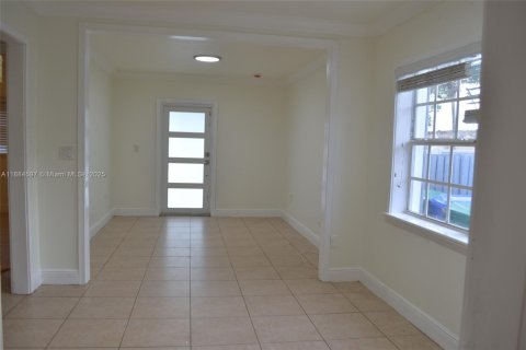 House in Miami, Florida 3 bedrooms, 147.99 sq.m. № 1944606 - photo 4