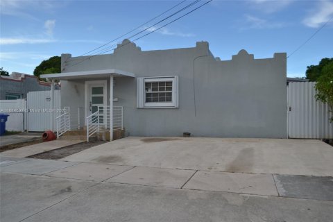 House in Miami, Florida 3 bedrooms, 147.99 sq.m. № 1944606 - photo 2