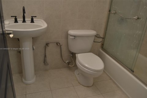House in Miami, Florida 3 bedrooms, 147.99 sq.m. № 1944606 - photo 21