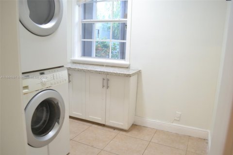 House in Miami, Florida 3 bedrooms, 147.99 sq.m. № 1944606 - photo 9