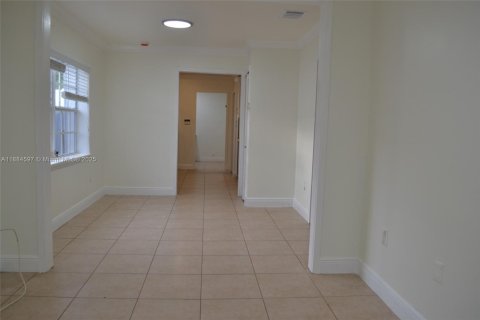 House in Miami, Florida 3 bedrooms, 147.99 sq.m. № 1944606 - photo 5