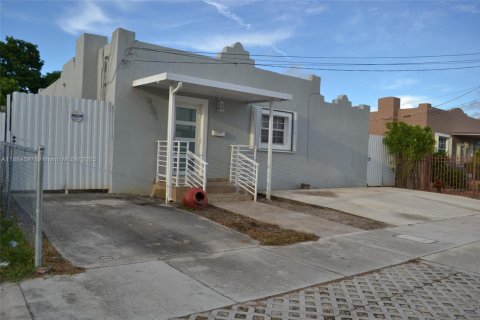 House in Miami, Florida 3 bedrooms, 147.99 sq.m. № 1944606 - photo 3