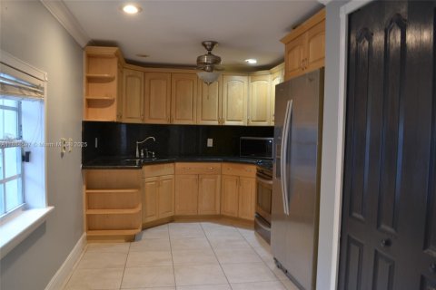 House in Miami, Florida 3 bedrooms, 147.99 sq.m. № 1944606 - photo 18