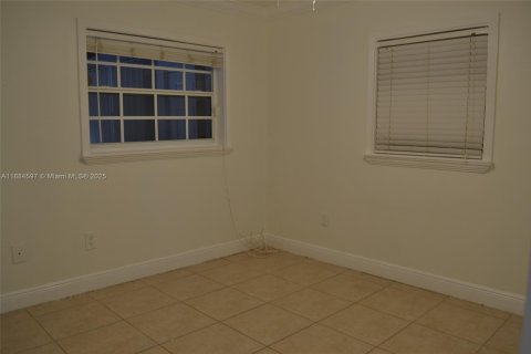 House in Miami, Florida 3 bedrooms, 147.99 sq.m. № 1944606 - photo 11