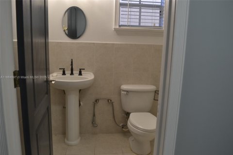 House in Miami, Florida 3 bedrooms, 147.99 sq.m. № 1944606 - photo 22