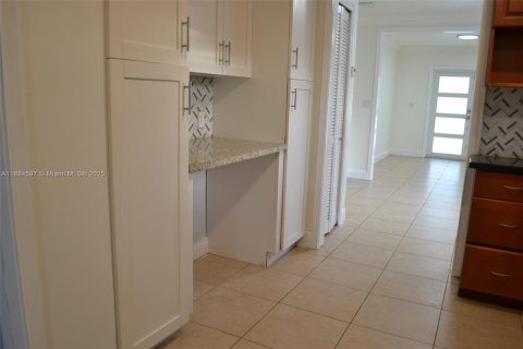 House in Miami, Florida 3 bedrooms, 147.99 sq.m. № 1944606 - photo 6