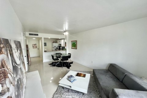 Condo in North Miami Beach, Florida, 1 bedroom  № 1731451 - photo 10