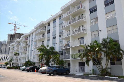 Condo in North Miami Beach, Florida, 1 bedroom  № 1731451 - photo 5
