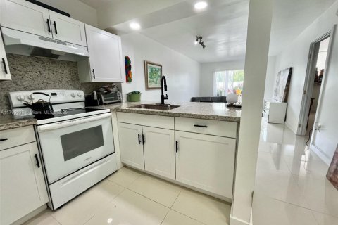 Condo in North Miami Beach, Florida, 1 bedroom  № 1731451 - photo 13