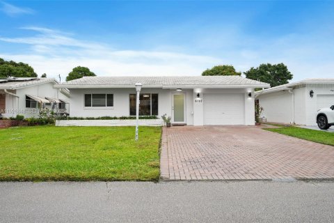 Casa en venta en Tamarac, Florida, 2 dormitorios, 113.9 m2 № 1987713 - foto 1
