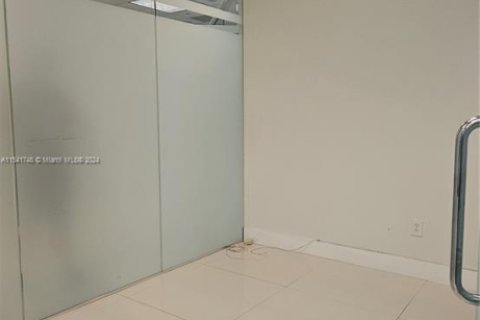 Propiedad comercial en venta en Miami, Florida № 1985174 - foto 13