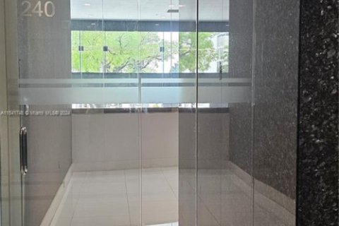 Propiedad comercial en venta en Miami, Florida № 1985174 - foto 2