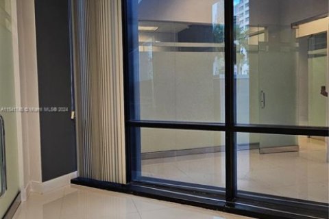 Propiedad comercial en venta en Miami, Florida № 1985174 - foto 12