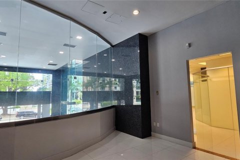 Propiedad comercial en venta en Miami, Florida № 1985174 - foto 3