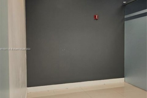 Propiedad comercial en venta en Miami, Florida № 1985174 - foto 6
