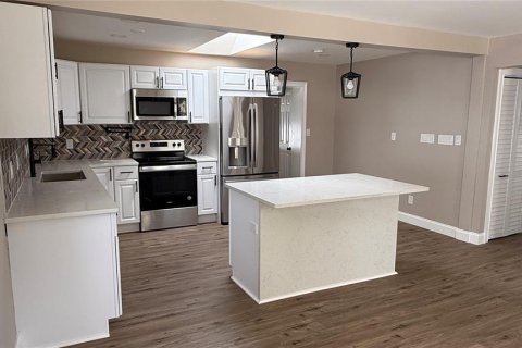 House in Tampa, Florida 6 bedrooms, 268.3 sq.m. № 1919721 - photo 13