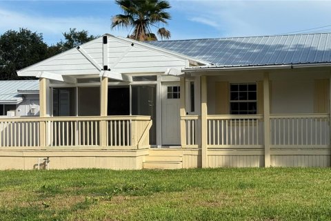 House in Tampa, Florida 6 bedrooms, 268.3 sq.m. № 1919721 - photo 1