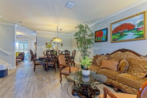 Townhouse in Hialeah, Florida 3 bedrooms, 150.59 sq.m. № 1697171 - photo 3