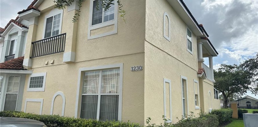 Adosado en Kissimmee, Florida 4 dormitorios, 152.55 m2 № 1913539