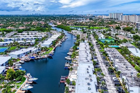 Кондоминиум с 1 спальней в Халландейл-Бич, Флорида № 1995638