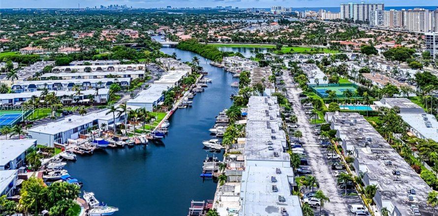 Кондоминиум с 1 спальней в Халландейл-Бич, Флорида № 1995638