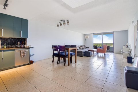 Снять в аренду кондоминиум в Халландейл-Бич, Флорида 1 спальня, 88.26м2, № 1995638 - фото 12