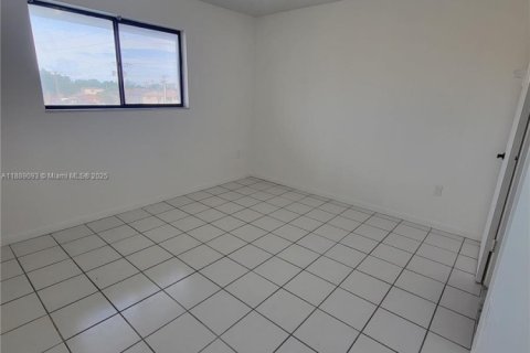 Casa en alquiler en Hialeah, Florida, 2 dormitorios, 83.61 m2 № 1941123 - foto 9
